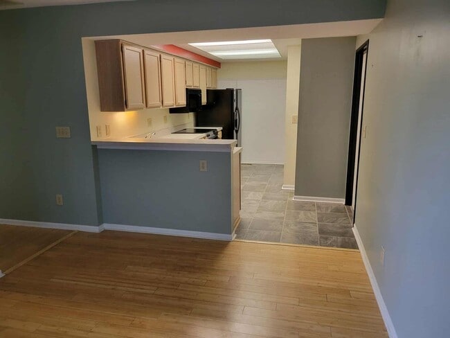 Building Photo - Two Bedroom Condo in BG