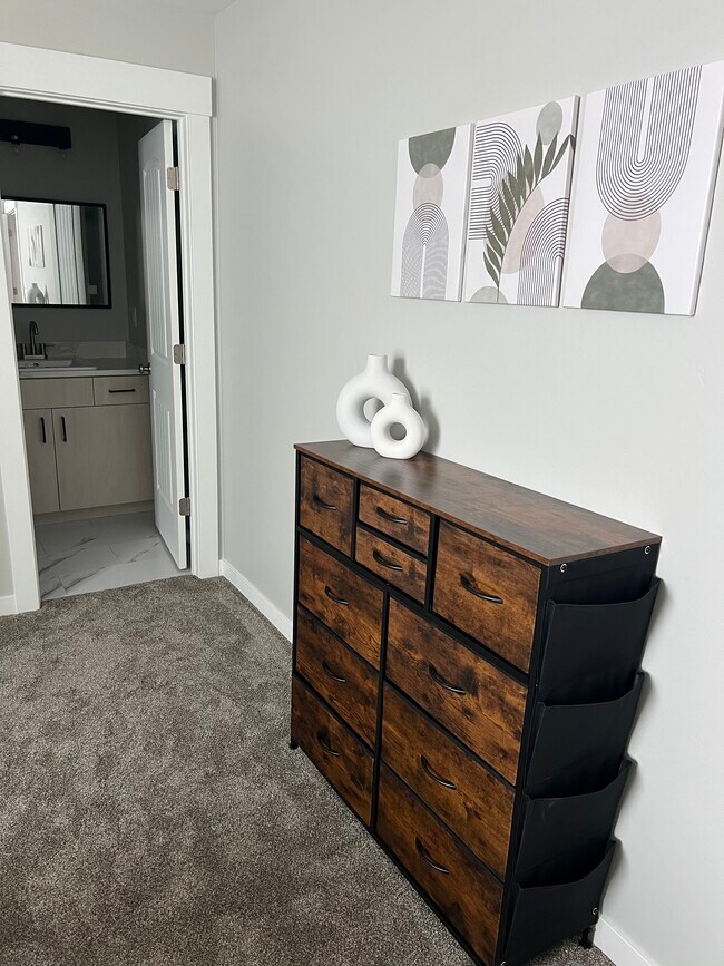 Building Photo - 418 W 18th St