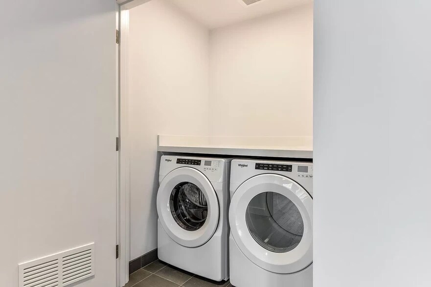 Building Photo - 188 Bellevue Way NE