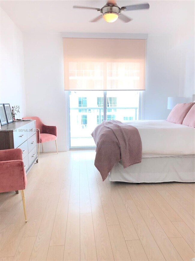 Building Photo - 1111 SW 1st Ave