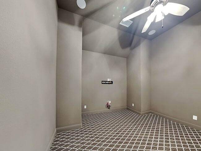 Building Photo - 14845 Belclaire Ave