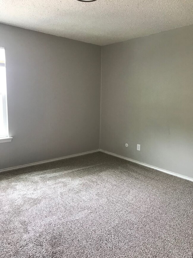 Building Photo - Move in Special! 2 bed, 1.5 bath, 2 story ...