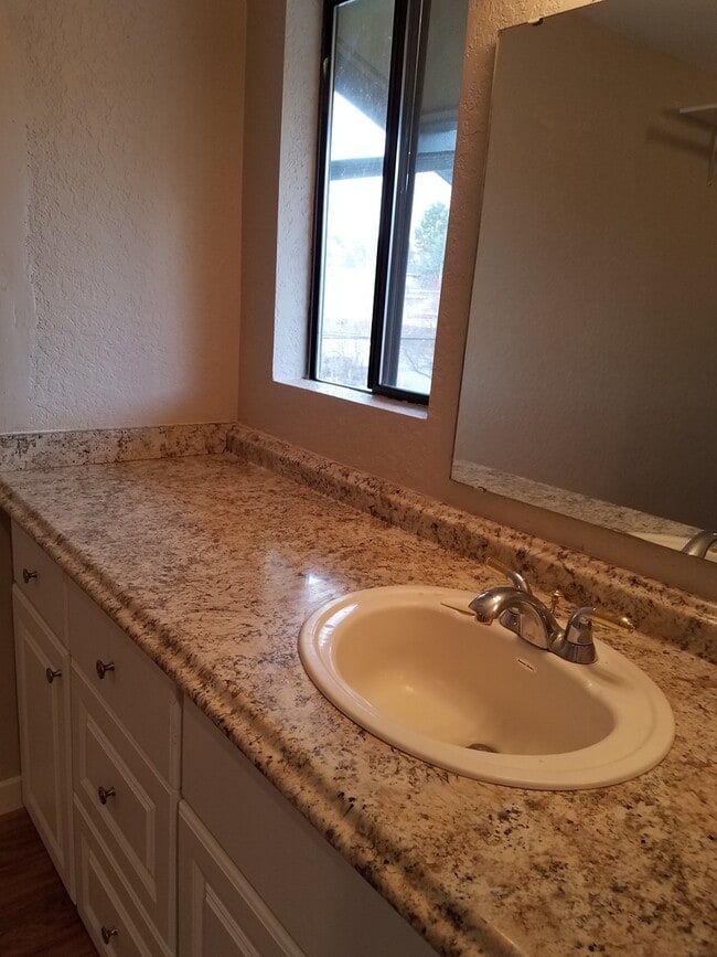 Building Photo - Ready for move in! Top Floor Condo with Fi...