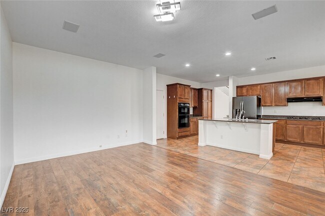 Building Photo - 8125 Chestnut Hollow Ave