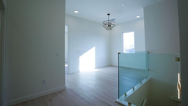 Building Photo - 605 N Idaho Ave