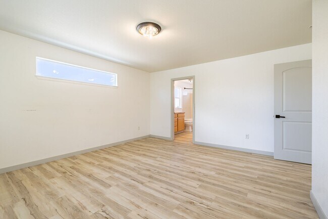 Building Photo - 4 Bed 3 Bath Located in Maple Hill Availab...