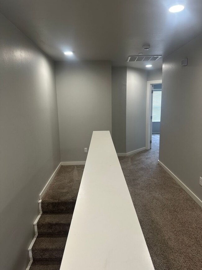 Building Photo - 3 Bedroom Townhome with ALL APPLIANCES at a great price!!