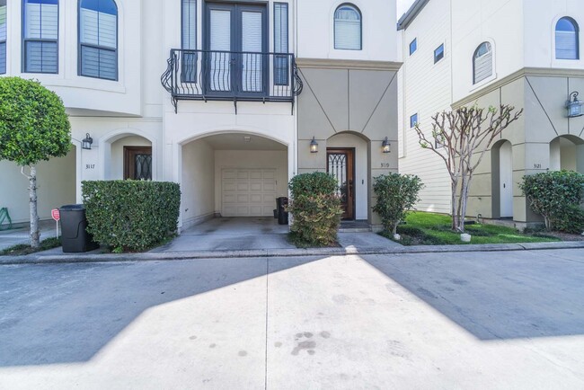 Building Photo - 3119 Fairdale Oaks E