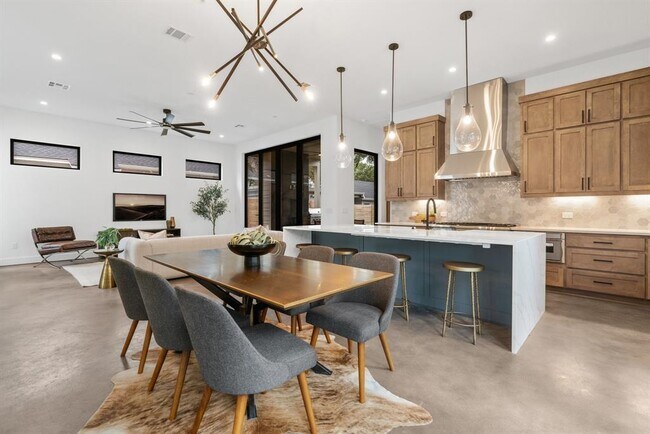 Building Photo - 603 E 47th St