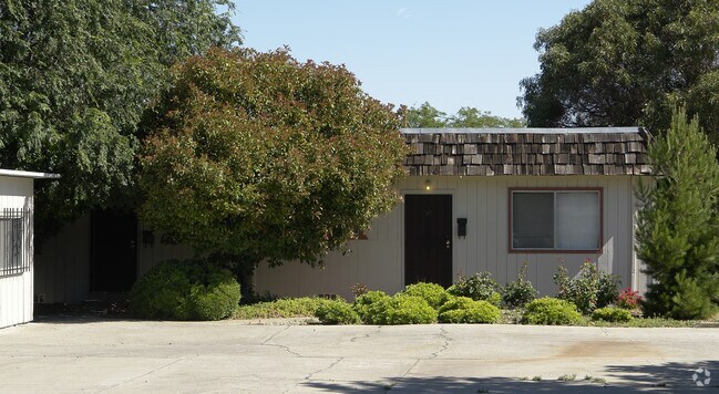 Building Photo - 35 Roberts St