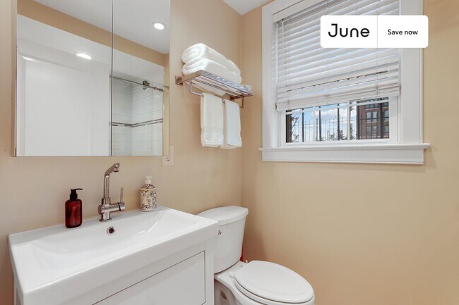 Building Photo - 1845 Burke St SE