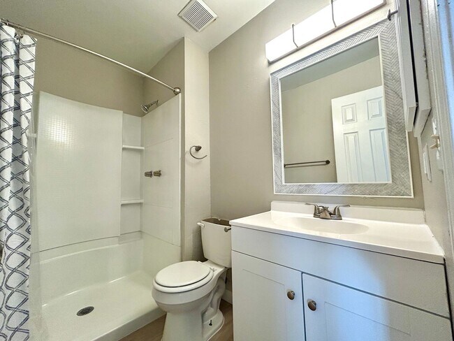 Building Photo - Charming Home on a Quiet Cul-de-Sac Surrou...