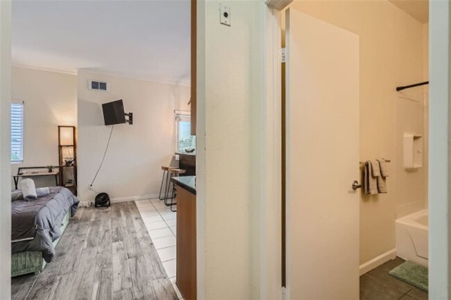 Building Photo - Charming Studio in San Diego