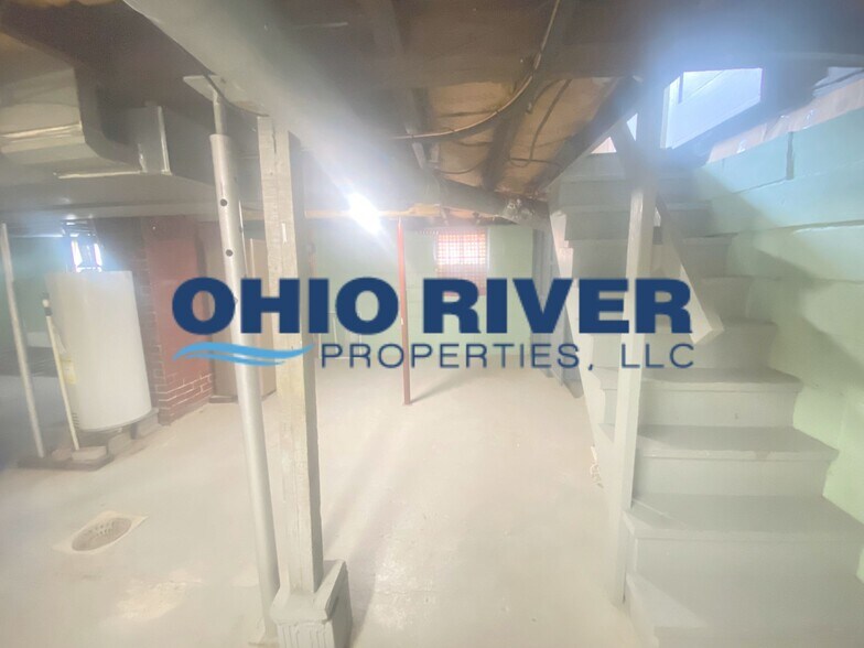 Building Photo - 354 W 40th St