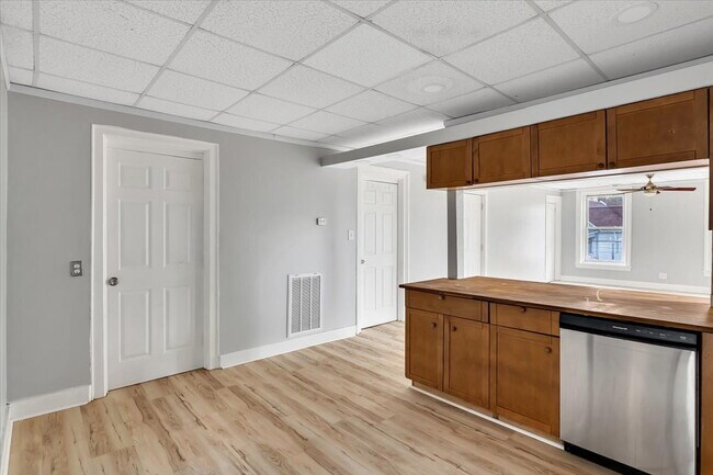 Building Photo - "Spacious 3-Bedroom Gem at 57 1/2 Saratoga...