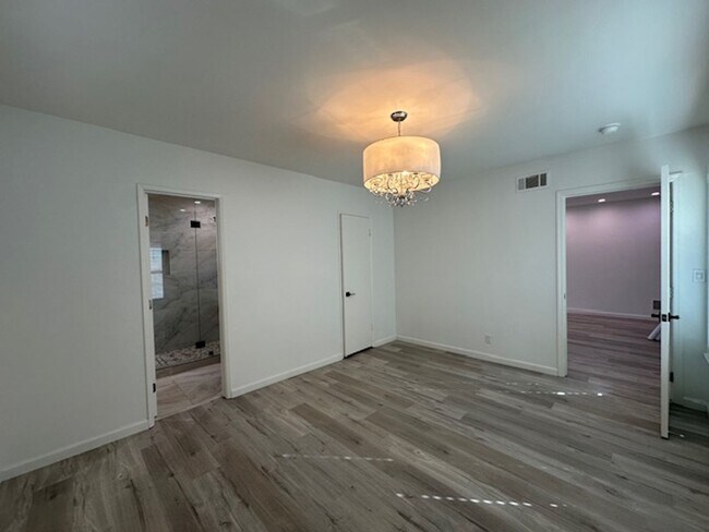 Building Photo - Completely remodeled and located on a quiet tree lines street in a beautiful pocket of Winnetka