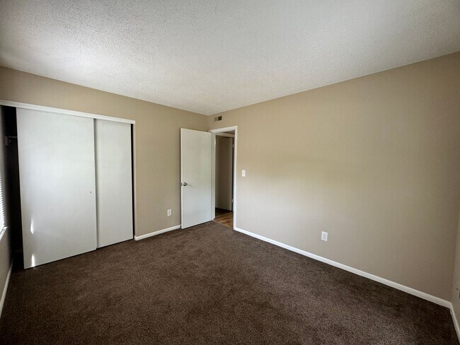 Building Photo - Charming 3 BR 1.5BA Brick & Vinyl Ranch
