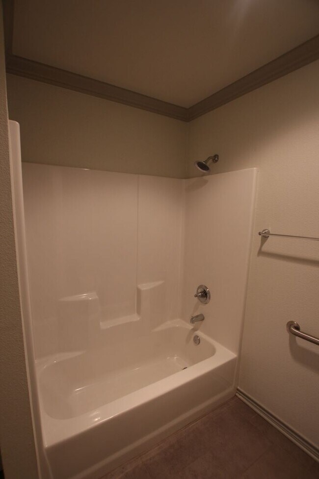 Building Photo - Beautiful 3 Bedroom 2 Bathroom Townhouse in South Tyler! Now offering 1/2 OFF FIRST FULL MONTHS R...