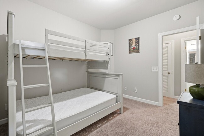 Building Photo - 407 S Elgin Ct
