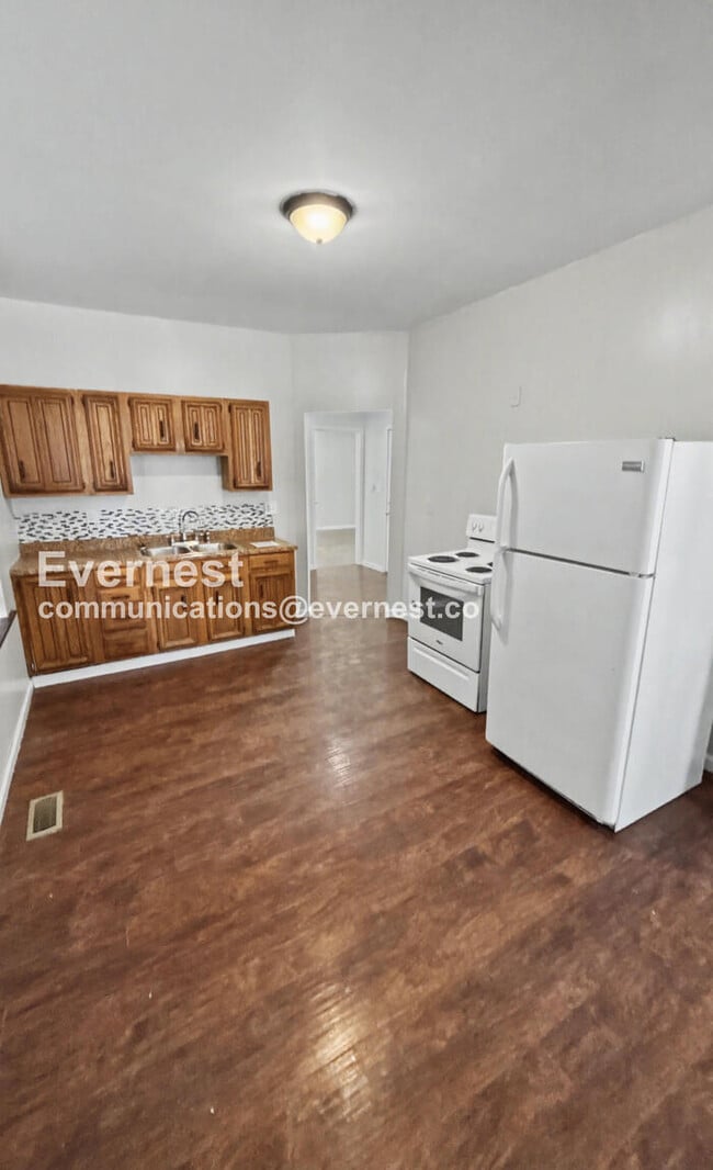 Building Photo - 3 Bed, 1 Bath Home with Fenced Yard / Available Soon!