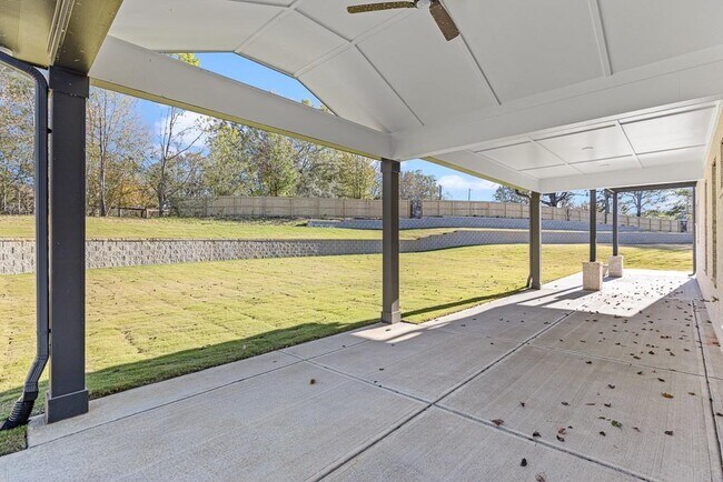 Building Photo - 555 Versailles Dr