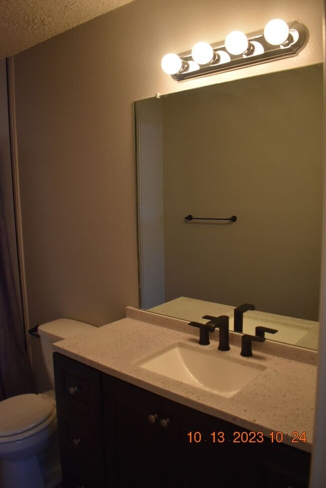 Building Photo - **MOVE IN INCENTIVE** Spacious 3 bedroom Condo - Half of February Rent FREE If Lease Signed By En...