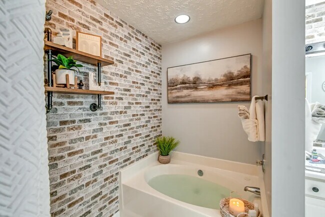 Building Photo - 1139 Curry Ford Dr