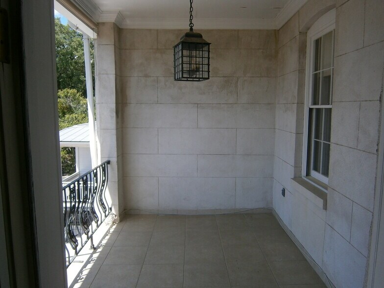 Building Photo - 107 W Taylor St