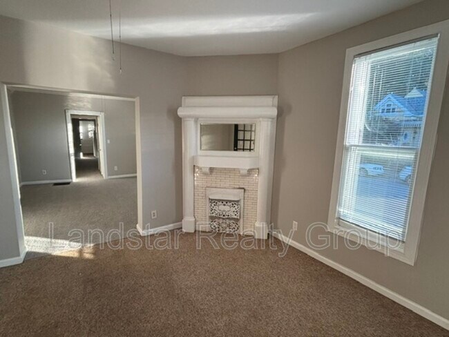 Building Photo - 2127 Grinstead Dr