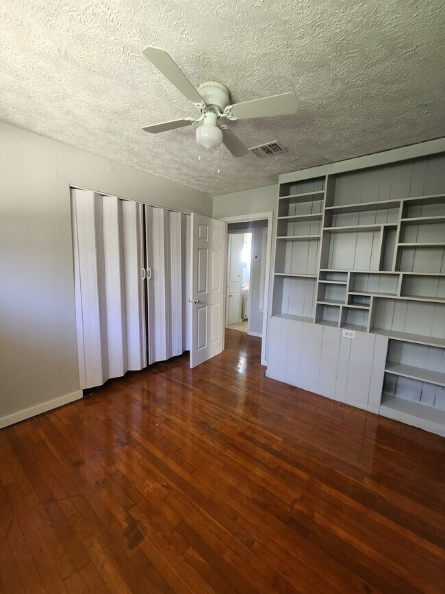 Building Photo - 306 N Southland Dr