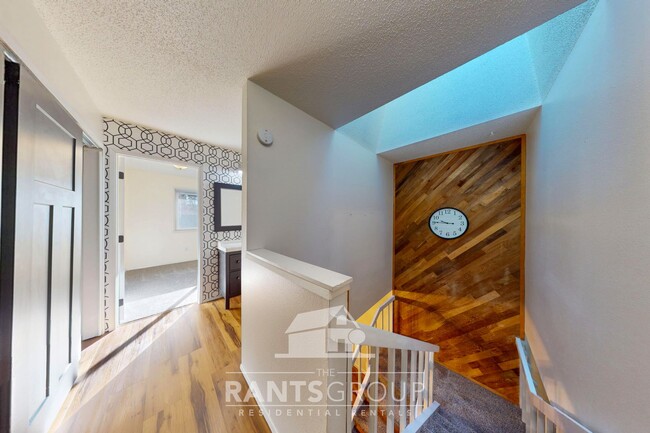 Building Photo - Lovely and spacious townhouse with a 1-car...