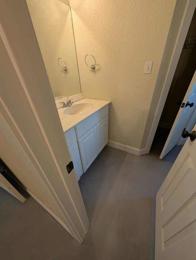 Building Photo - 106 Commercial Dr