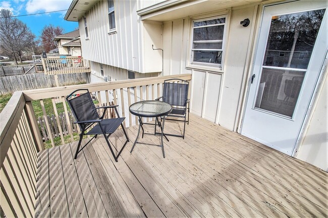 Building Photo - 3-Bed, 1.5-Bath huge duplex in Blue Springs!