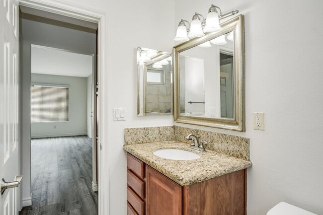 Building Photo - 1 bedroom 1bathroom condo in Normal Heights!