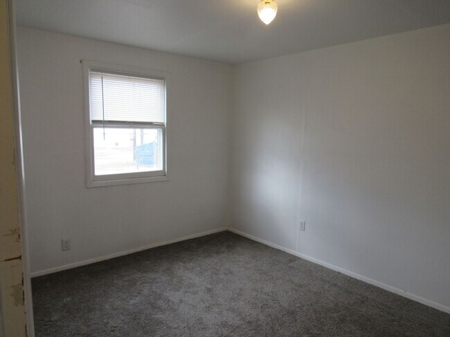 Building Photo - Updated 2 bedroom unit in Triplex