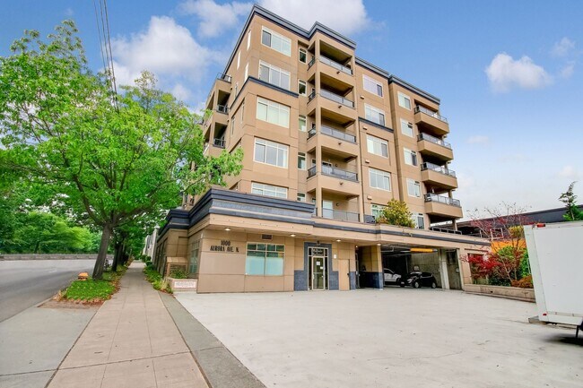 Primary Photo - Lake Union View Condo 2 bed Avail 10/1