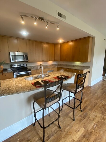 Granite. - 803 E 6th St