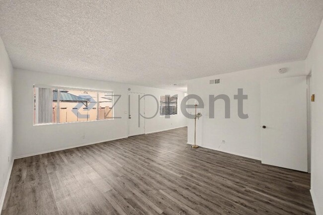 Building Photo - Unit