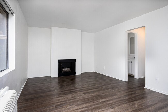 Building Photo - Villa Granada