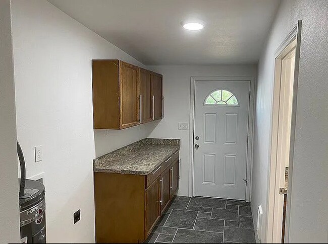 Building Photo - Fully remodeled 3 bed 2 bath