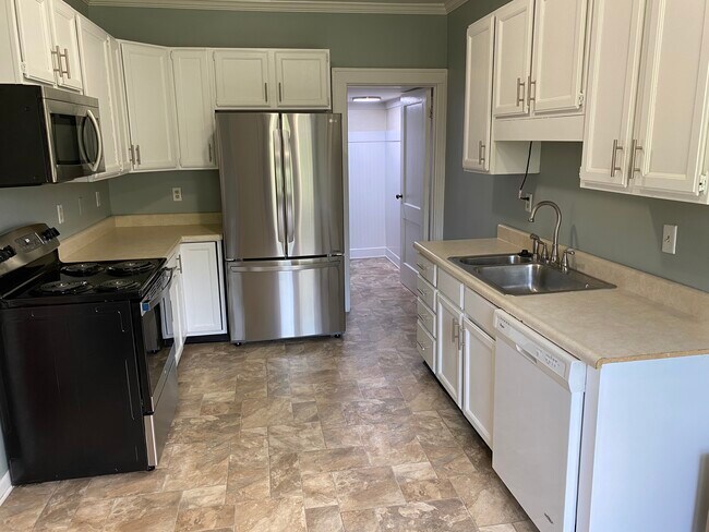 Large kitchen - 3901 N Pennsylvania St