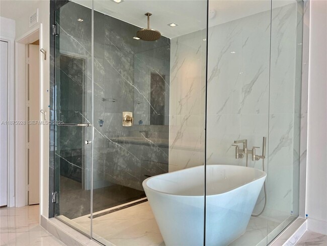 Building Photo - 700 NE 24th St