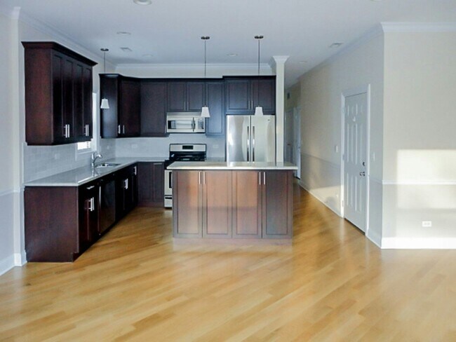 Building Photo - 3231 N Kenmore Ave