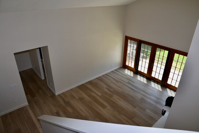 Building Photo - 10575 Canyon Lake Dr