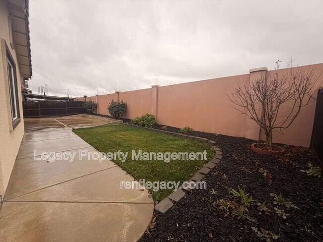 Building Photo - 452 Aster St