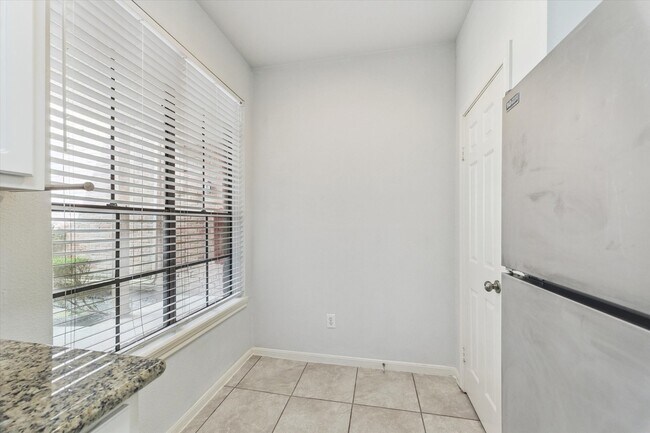 Building Photo - 2255 Braeswood Park Dr