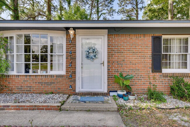 Building Photo - 310 Coral Dr SW