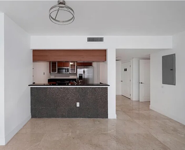 Building Photo - 1800 N Bayshore Dr