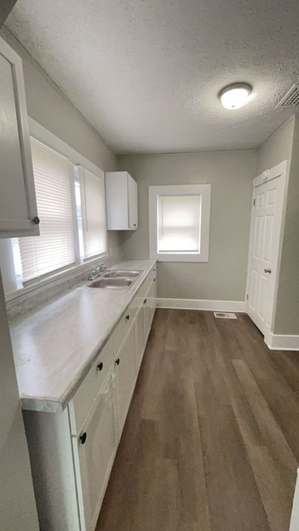 Building Photo - 2 Bed 1 Bath with Fence + 1 Gar Garage + Deck