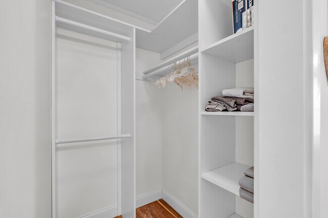 Building Photo - 6450 Bayside N Dr